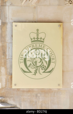 Primo piano del distintivo montato a parete della Corte Suprema del Regno Unito in Parliament Square situato nell'edificio Middlesex Hall ristrutturato di Londra Inghilterra Regno Unito Foto Stock