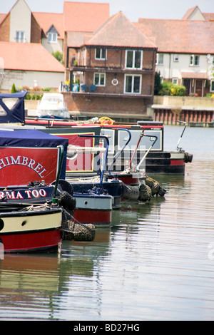 Restringere le barche sul fiume Tamigi Foto Stock