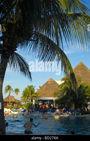 Piscina all inclusive resort Maroma spiaggia Caribe Quintana Roo stato Riviera Maya la penisola dello Yucatan in Messico Foto Stock