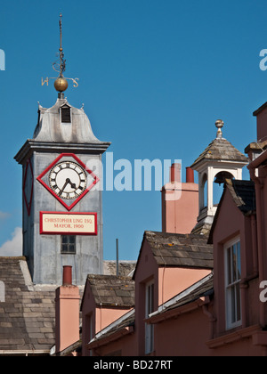 La torre dell'orologio del municipio della città vecchia nella città di Carlisle in Cumbria, l'edificio è ora un centro di informazioni turistiche Foto Stock