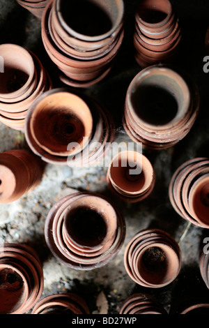 Vasi di terracotta in una Tettoia da giardino Foto Stock