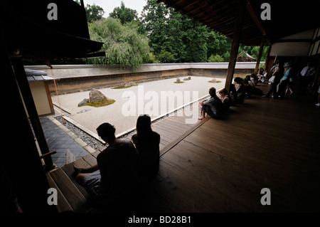 Karesansui (paesaggio secco) giardino di roccia, costruita alla fine del XV secolo. Ryoan-ji (il Tempio di pacifica Dragon). Tempio Zen di Foto Stock