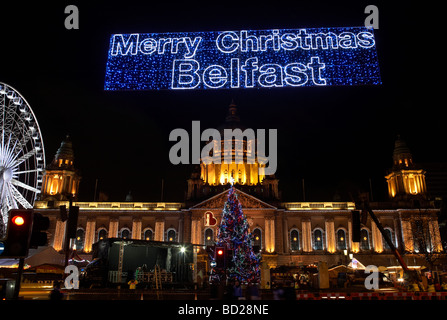 Albero di natale e le luci di Natale a Belfast City Hall Irlanda del Nord Foto Stock