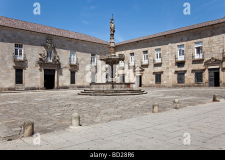 Paço Square e Castelos Fontana a Braga, Portogallo. Si vede anche la facciata della scuola per infermieri del Minho University. Foto Stock