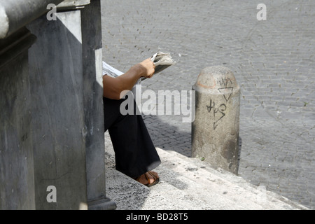 Persona quotidiano di lettura sui passi a roma italia Foto Stock