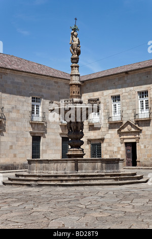 Paço Square e Castelos Fontana a Braga, Portogallo. Si vede anche la facciata della scuola per infermieri del Minho University. Foto Stock