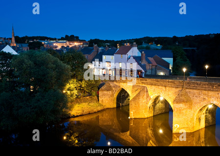 Gli archi del Ponte Elvet illuminazione notturna sul fiume usura nella città di Durham nella Contea di Durham, Inghilterra Foto Stock