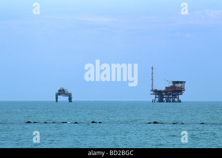 I pozzi petroliferi alla spiaggia di Dante Ravenna Italia Foto Stock