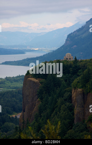 La Vista House si affaccia sul Columbia River Gorge lungo lo storico fiume Columbia autostrada est di Portland Oregon Foto Stock