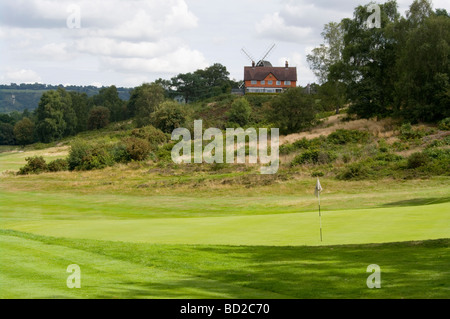 Reigate Heath Golf Clubhouse e il mulino a vento Surrey in Inghilterra Foto Stock
