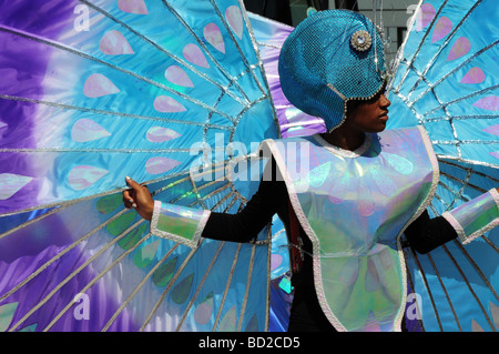 Coloratissima sfilata di carnevale passando il Millennium Centre Cardiff Bay Glamorgan Foto Stock