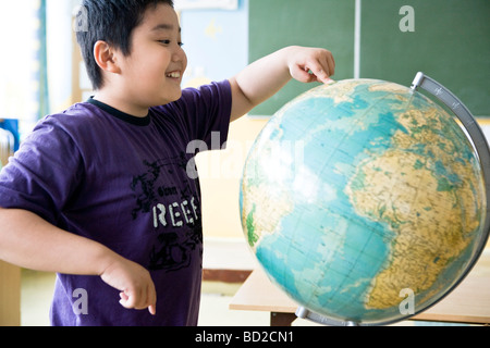 Ragazzo che guarda al mondo in classe Foto Stock