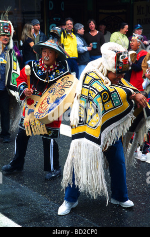 Nativi dell'Alaska sfilano per le strade di Juneau Alaska USA Foto Stock