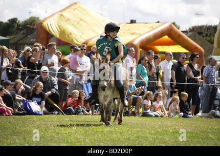 Donkey derby,vecchio tradizionale inglese estate pratica di piccole città e di villaggi intorno al regno unito,risalente a oltre un centinaio di anni Foto Stock