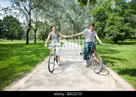 Matura in sella per biciclette in posizione di parcheggio Foto Stock