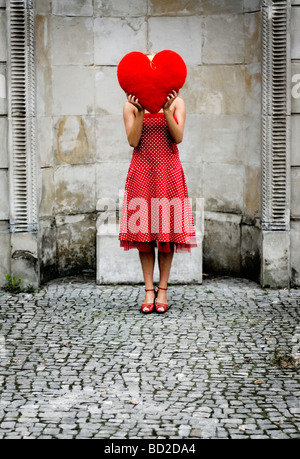 Donna in rosso in attesa su una data Foto Stock