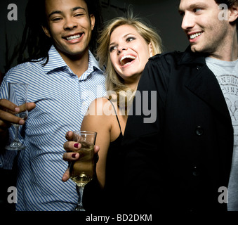 Due uomini e una donna champagne Foto Stock