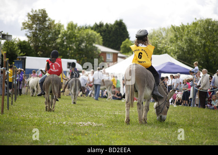 Donkey derby,vecchio tradizionale inglese estate pratica di piccole città e di villaggi intorno al regno unito,risalente a oltre un centinaio di anni Foto Stock