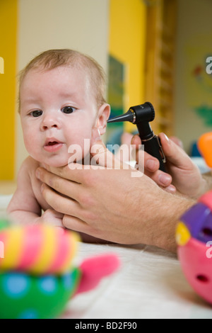 L'esame medico di neonati con otoscopio Foto Stock