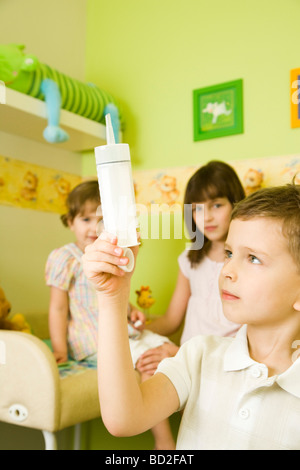 Bambini che giocano in clinica Foto Stock