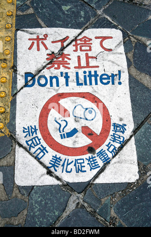 Non figliata. Segno sul marciapiede pubblico avviso di divieto. Nara. Kansai. Giappone Foto Stock
