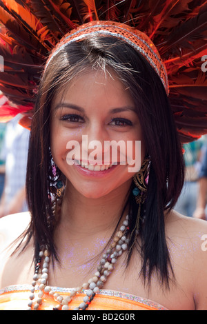 Giovane donna da Ecuador a Carnevale del Pueblo - Carnevale sudamericano celebrazioni a Londra Foto Stock