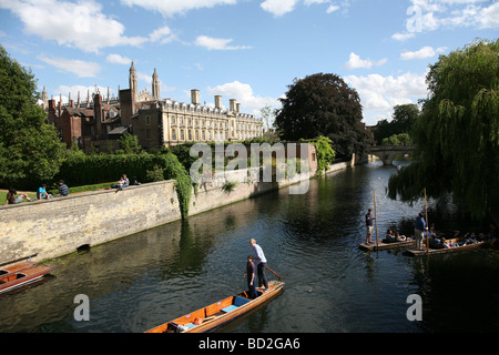 Università di Cambridge, punting sul fiume con Clare College in background Foto Stock