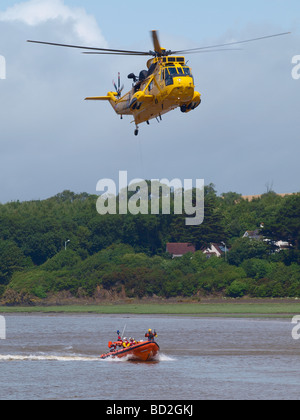 RAF Salvataggio in elicottero e costiera RNLI scialuppa di salvataggio durante una dimostrazione Foto Stock