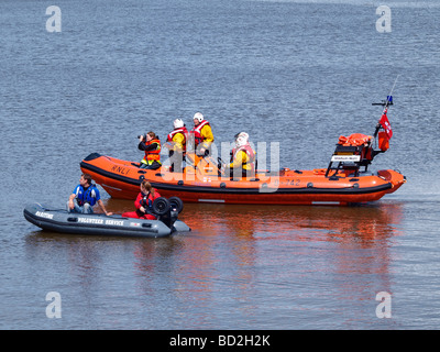 RNLI scialuppa di salvataggio costiero e marittimo del servizio di volontariato barca Foto Stock