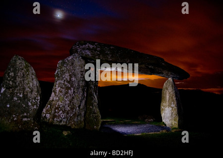 Camera di sepoltura del Galles tramonto notte stelle twilight Pentre Ifan, Newport Wales pietre permanente, celtica celti Foto Stock