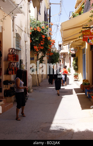 SHOPPING nelle stradine della città di Rethymnon sull'isola greca di creta. Foto Stock
