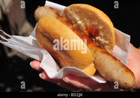 Hot Dog o il Bratwurst salsiccia in un rotolo di pane Foto Stock