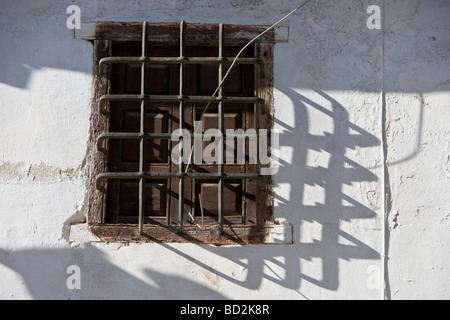 Ombre di una finestra sbarrata in Grazalema nel Parque Natural Sierra de Grazalema, Provincia di Cadice, Andalusia, Spagna Foto Stock