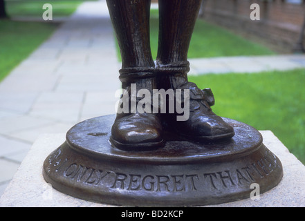 La Yale University di New Haven Connecticut Statua di Nathan Hale piedi legati con corda Foto Stock