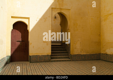 Arco e passi nel cortile interno del Mausoleo di Moulay Ismail Meknes Marocco Foto Stock