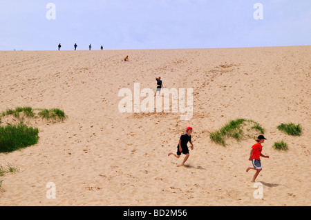 Ragazzi frolic su una duna di sabbia in Sleeping Bear Dunes National Lakeshore Foto Stock