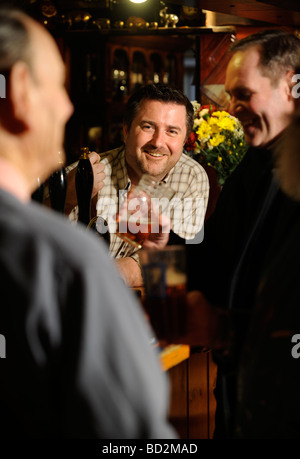 Il vecchio spot a Dursley GLOUCESTERSHIRE CAMRA pub dell'anno 2008 il locatore STEVE HERBERT con la gente del posto Foto Stock