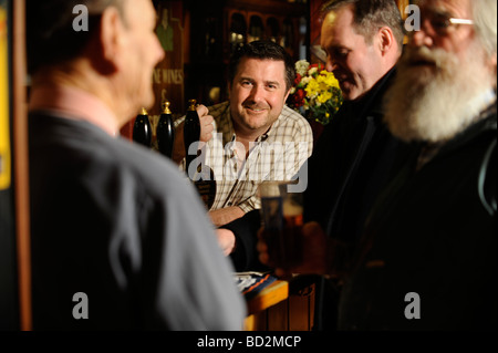 Il vecchio spot a Dursley GLOUCESTERSHIRE CAMRA pub dell'anno 2008 il locatore STEVE HERBERT con la gente del posto Foto Stock