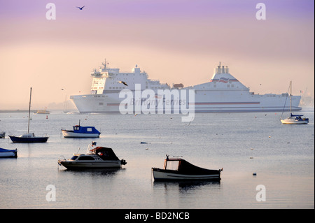 A Brittany Ferries nave che lascia il porto di Poole per CHERBOURG AL TRAMONTO OFF barene vicino a Bournemouth 2008 REGNO UNITO Foto Stock