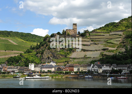 La Renania castello Burg Gutenfels domina la città di Kaub che si trova accanto al fiume Reno in Germania Foto Stock