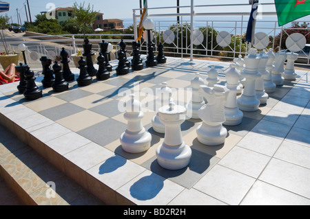 Gigante esterna set di scacchi a bordo piscina area di hotel vicino a Skala sul Mediterraneo greca isola di Cefalonia in Grecia GR Foto Stock