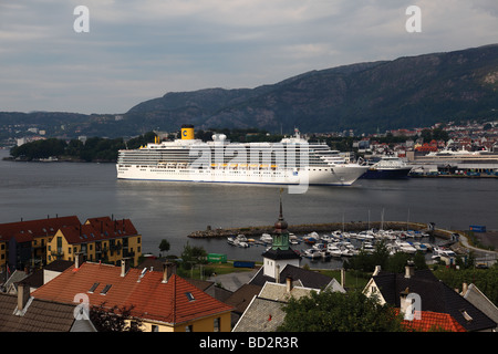 Nave da crociera "Costa Luminosa' visitare Bergen, Norvegia. Foto Stock