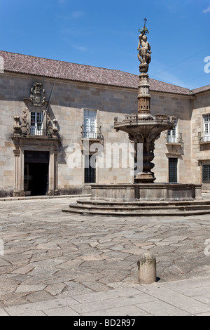 Paço Square e Castelos Fontana a Braga, Portogallo. Si vede anche la facciata della scuola per infermieri del Minho University. Foto Stock