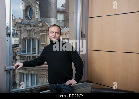 Uomo di 50 anni in corrispondenza della finestra, Parigi Foto Stock