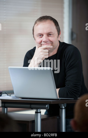L'uomo facendo presentazione aziendale Foto Stock
