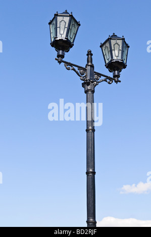 Lampione oltre il cielo blu Foto Stock