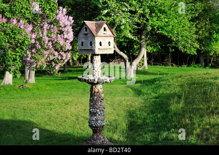 Stone bird feeder al di fuori del Grand Traverse faro Foto Stock