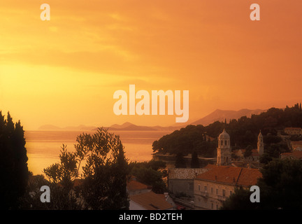 Città sulla costa dalmata vicino a Dubrovnic Croazia Foto Stock