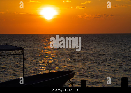 Tramonto sull'Isola di Holbox, Quintana Roo Yucatán Penisola, Messico, una unica destinazione messicano nel canale dello Yucatan Foto Stock