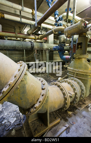 Biodigesters la produzione di biogas da fanghi di depurazione di convertire in energia verde a Daveyhulme impianto di depurazione delle acque reflue, Manchester, Regno Unito. Foto Stock